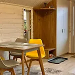 три-о, будинок 120 кв для 1-6 гостей & 45 кв для 1-4 гостей, генератор, окремі входи, вид на гори, 15 хв до центру * Slavske