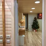 Lägenhet три-о, будинок 120 кв для 1-6 гостей & 45 кв для 1-4 гостей, генератор, окремі входи, вид на гори, 15 хв до центру *