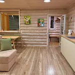 Lägenhet три-о, будинок 120 кв для 1-6 гостей & 45 кв для 1-4 гостей, генератор, окремі входи, вид на гори, 15 хв до центру