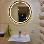 три-о, будинок 120 кв для 1-6 гостей & 45 кв для 1-4 гостей, генератор, окремі входи, вид на гори, 15 хв до центру Lägenhet