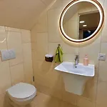 три-о, будинок 120 кв для 1-6 гостей & 45 кв для 1-4 гостей, генератор, окремі входи, вид на гори, 15 хв до центру Lägenhet