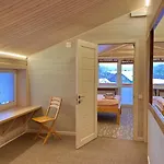 три-о, будинок 120 кв для 1-6 гостей & 45 кв для 1-4 гостей, генератор, окремі входи, вид на гори, 15 хв до центру Lägenhet Slavske