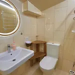 три-о, будинок 120 кв для 1-6 гостей & 45 кв для 1-4 гостей, генератор, окремі входи, вид на гори, 15 хв до центру * Slavske