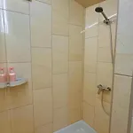 три-о, будинок 120 кв для 1-6 гостей & 45 кв для 1-4 гостей, генератор, окремі входи, вид на гори, 15 хв до центру Lägenhet *