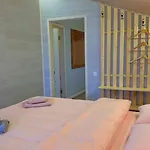три-о, будинок 120 кв для 1-6 гостей & 45 кв для 1-4 гостей, генератор, окремі входи, вид на гори, 15 хв до центру * Slavske