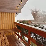 Lägenhet три-о, будинок 120 кв для 1-6 гостей & 45 кв для 1-4 гостей, генератор, окремі входи, вид на гори, 15 хв до центру Slavske