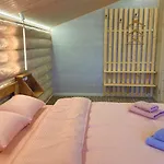три-о, будинок 120 кв для 1-6 гостей & 45 кв для 1-4 гостей, генератор, окремі входи, вид на гори, 15 хв до центру Lägenhet *
