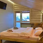 Lägenhet три-о, будинок 120 кв для 1-6 гостей & 45 кв для 1-4 гостей, генератор, окремі входи, вид на гори, 15 хв до центру *