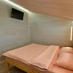 три-о, будинок 120 кв для 1-6 гостей & 45 кв для 1-4 гостей, генератор, окремі входи, вид на гори, 15 хв до центру Lägenhet Slavske