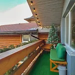три-о, будинок 120 кв для 1-6 гостей & 45 кв для 1-4 гостей, генератор, окремі входи, вид на гори, 15 хв до центру Lägenhet *