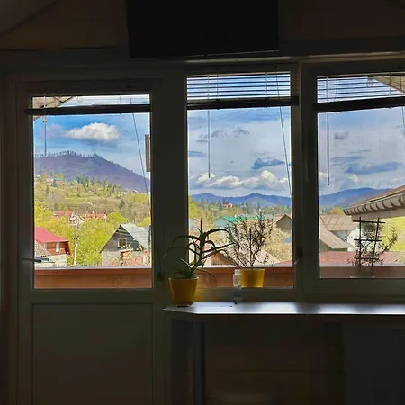 три-о, будинок 120 кв для 1-6 гостей & 45 кв для 1-4 гостей, генератор, окремі входи, вид на гори, 15 хв до центру Slavske