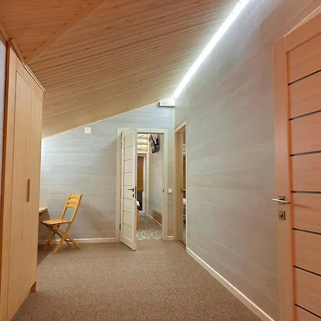 три-о, будинок 120 кв для 1-6 гостей & 45 кв для 1-4 гостей, генератор, окремі входи, вид на гори, 15 хв до центру Slavske