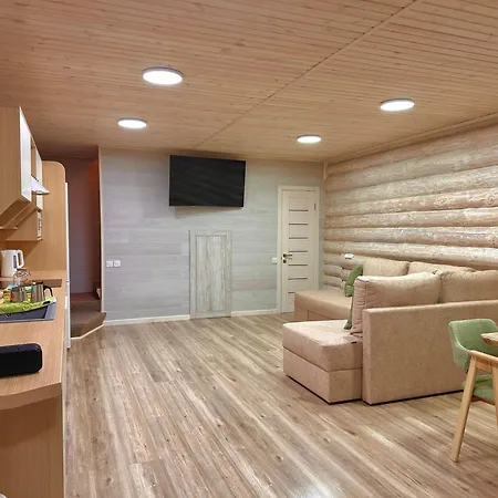 Lejlighed три-о, будинок 120 кв для 1-6 гостей & 45 кв для 1-4 гостей, генератор, окремі входи, вид на гори, 15 хв до центру Slavske