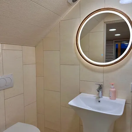 три-о, будинок 120 кв для 1-6 гостей & 45 кв для 1-4 гостей, генератор, окремі входи, вид на гори, 15 хв до центру Lejlighed Slavske