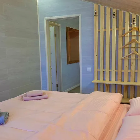 три-о, будинок 120 кв для 1-6 гостей & 45 кв для 1-4 гостей, генератор, окремі входи, вид на гори, 15 хв до центру * Slavske