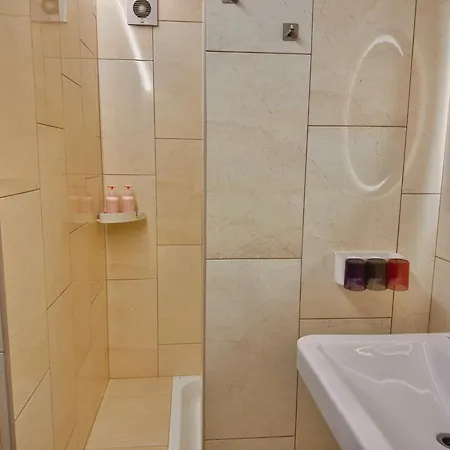 Apartment три-о, 120кв для 1-6 гостей та 45кв для 1-4 гостей, басейн 7 на 3м, генератор, окремі входи, вид на гори, 15 хв до центру Slavske