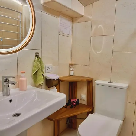 Appartamento три-о, 120кв для 1-6 гостей та 45кв для 1-4 гостей, басейн 7 на 3м, генератор, окремі входи, вид на гори, 15 хв до центру