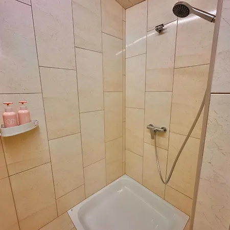 Apartment три-о, 120кв для 1-6 гостей та 45кв для 1-4 гостей, басейн 7 на 3м, генератор, окремі входи, вид на гори, 15 хв до центру Slavske