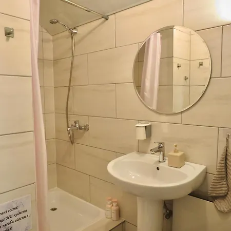 Appartamento три-о, 120кв для 1-6 гостей та 45кв для 1-4 гостей, басейн 7 на 3м, генератор, окремі входи, вид на гори, 15 хв до центру *