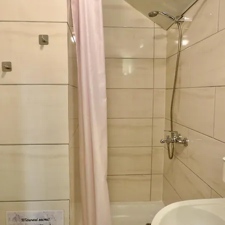 три-о, 120кв для 1-6 гостей та 45кв для 1-4 гостей, басейн 7 на 3м, генератор, окремі входи, вид на гори, 15 хв до центру Apartment