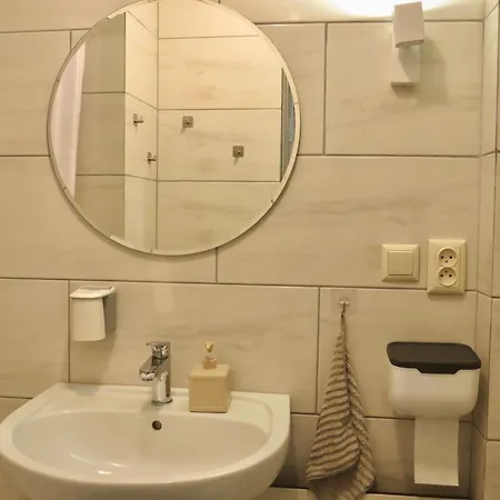 Apartment три-о, 120кв для 1-6 гостей та 45кв для 1-4 гостей, басейн 7 на 3м, генератор, окремі входи, вид на гори, 15 хв до центру *