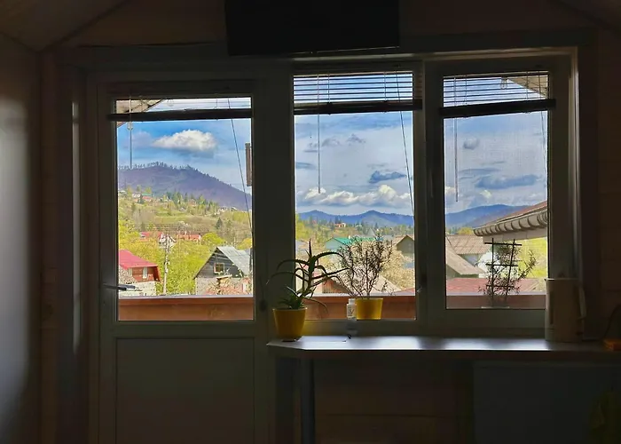 три-о, будинок 120 кв для 1-6 гостей & 45 кв для 1-4 гостей, генератор, окремі входи, вид на гори, 15 хв до центру Slavske