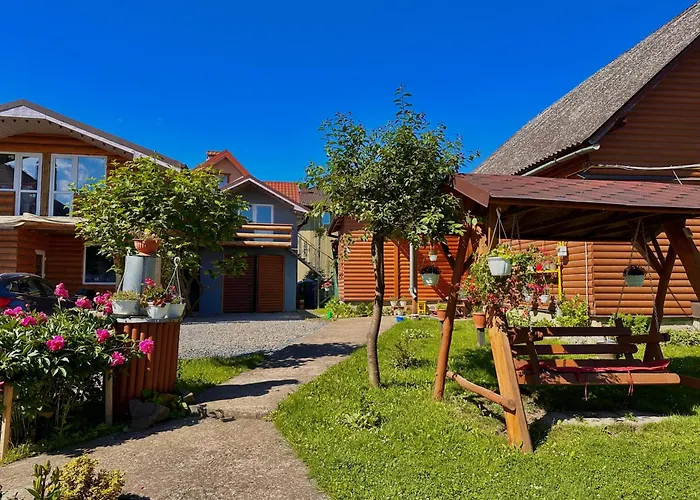 Apartment три-о, будинок 120 кв для 1-6 гостей & 45 кв для 1-4 гостей, генератор, окремі входи, вид на гори, 15 хв до центру Slavske