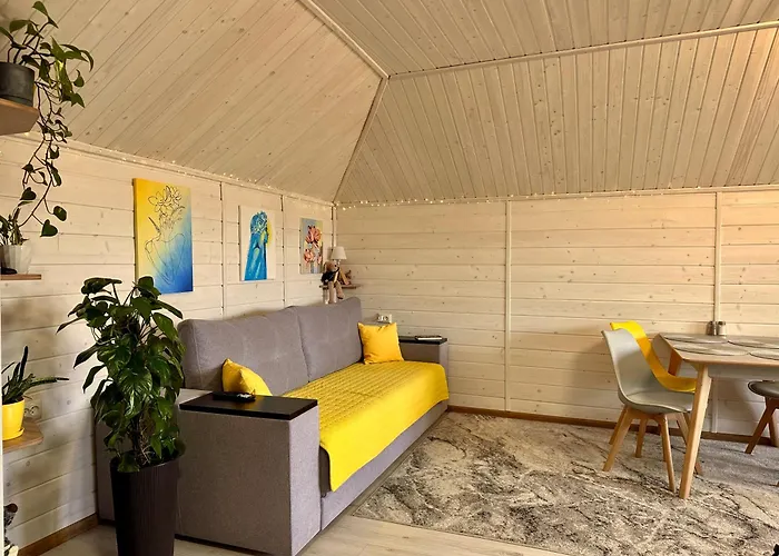 Apartment три-о, будинок 120 кв для 1-6 гостей & 45 кв для 1-4 гостей, генератор, окремі входи, вид на гори, 15 хв до центру