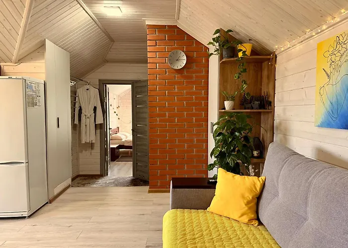 Apartment три-о, будинок 120 кв для 1-6 гостей & 45 кв для 1-4 гостей, генератор, окремі входи, вид на гори, 15 хв до центру Slavske