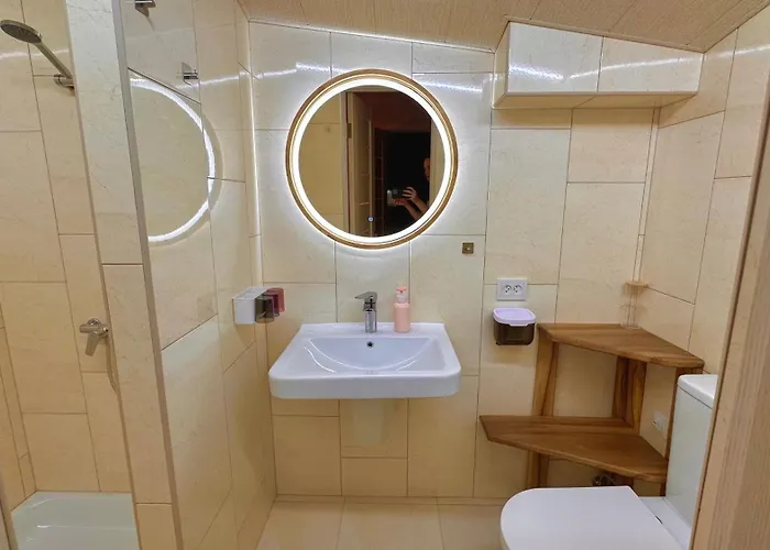 три-о, будинок 120 кв для 1-6 гостей & 45 кв для 1-4 гостей, генератор, окремі входи, вид на гори, 15 хв до центру Apartment