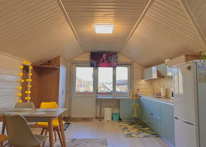 три-о, будинок 120 кв для 1-6 гостей & 45 кв для 1-4 гостей, генератор, окремі входи, вид на гори, 15 хв до центру Apartment