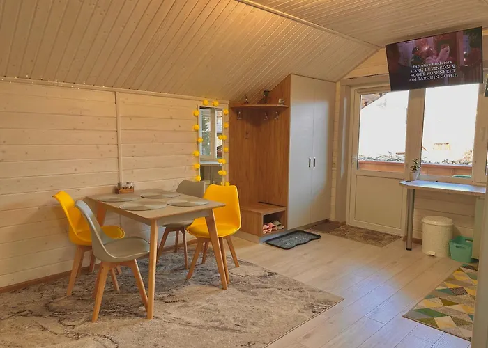 Apartment три-о, будинок 120 кв для 1-6 гостей & 45 кв для 1-4 гостей, генератор, окремі входи, вид на гори, 15 хв до центру