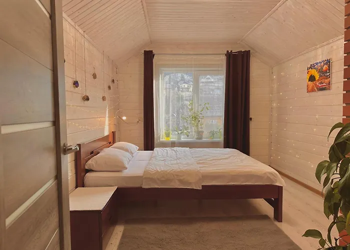 три-о, будинок 120 кв для 1-6 гостей & 45 кв для 1-4 гостей, генератор, окремі входи, вид на гори, 15 хв до центру Apartment Slavske