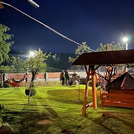 три-о, будинок 120 кв для 1-6 гостей & 45 кв для 1-4 гостей, генератор, окремі входи, вид на гори, 15 хв до центру Apartamento Slavske