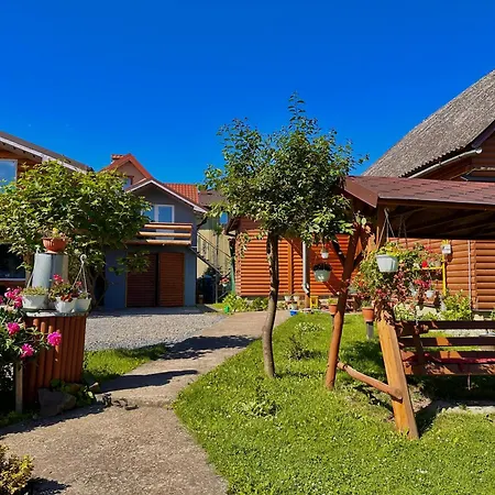 Apartamento три-о, будинок 120 кв для 1-6 гостей & 45 кв для 1-4 гостей, генератор, окремі входи, вид на гори, 15 хв до центру Slavske