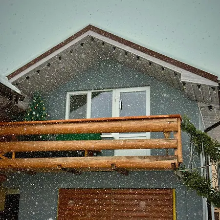 три-о, будинок 120 кв для 1-6 гостей & 45 кв для 1-4 гостей, генератор, окремі входи, вид на гори, 15 хв до центру Apartamento Slavske