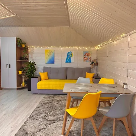 три-о, будинок 120 кв для 1-6 гостей & 45 кв для 1-4 гостей, генератор, окремі входи, вид на гори, 15 хв до центру Slavske