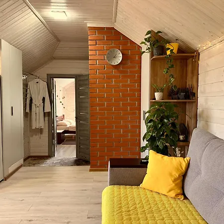 Apartamento три-о, будинок 120 кв для 1-6 гостей & 45 кв для 1-4 гостей, генератор, окремі входи, вид на гори, 15 хв до центру Slavske