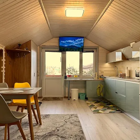 три-о, будинок 120 кв для 1-6 гостей & 45 кв для 1-4 гостей, генератор, окремі входи, вид на гори, 15 хв до центру *