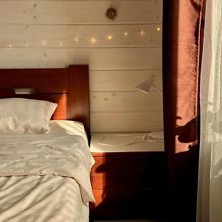 Apartamento три-о, будинок 120 кв для 1-6 гостей & 45 кв для 1-4 гостей, генератор, окремі входи, вид на гори, 15 хв до центру