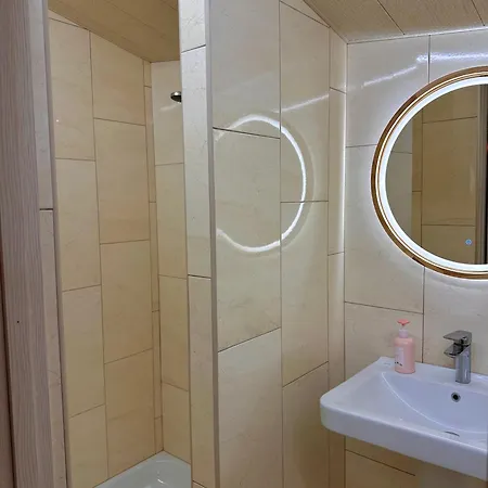 Apartamento три-о, будинок 120 кв для 1-6 гостей & 45 кв для 1-4 гостей, генератор, окремі входи, вид на гори, 15 хв до центру Slavske