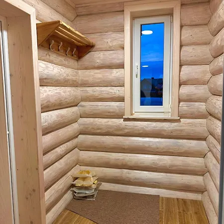 Apartamento три-о, будинок 120 кв для 1-6 гостей & 45 кв для 1-4 гостей, генератор, окремі входи, вид на гори, 15 хв до центру Slavske