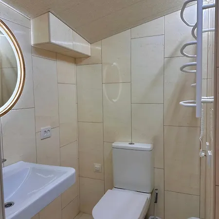 Apartamento три-о, будинок 120 кв для 1-6 гостей & 45 кв для 1-4 гостей, генератор, окремі входи, вид на гори, 15 хв до центру Slavske