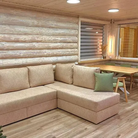 Apartamento три-о, будинок 120 кв для 1-6 гостей & 45 кв для 1-4 гостей, генератор, окремі входи, вид на гори, 15 хв до центру Slavske