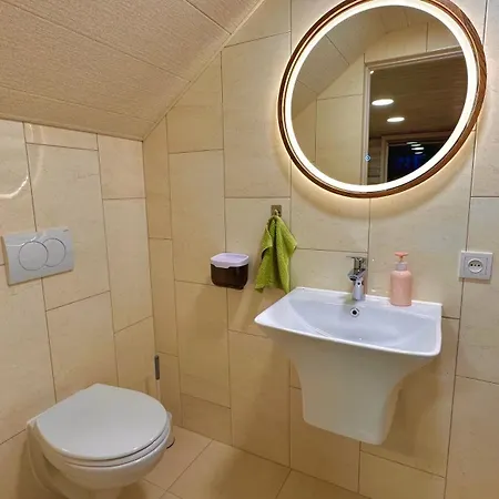 три-о, будинок 120 кв для 1-6 гостей & 45 кв для 1-4 гостей, генератор, окремі входи, вид на гори, 15 хв до центру Apartamento