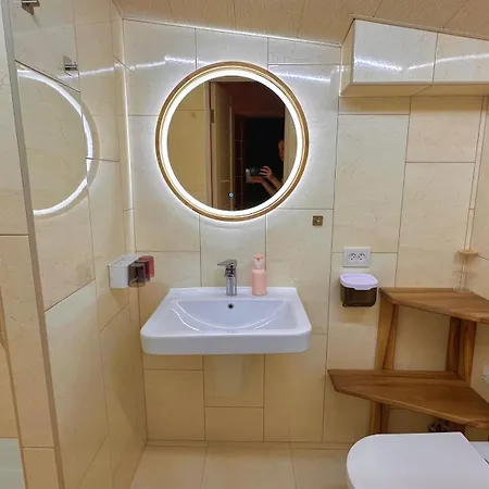 три-о, будинок 120 кв для 1-6 гостей & 45 кв для 1-4 гостей, генератор, окремі входи, вид на гори, 15 хв до центру Apartamento