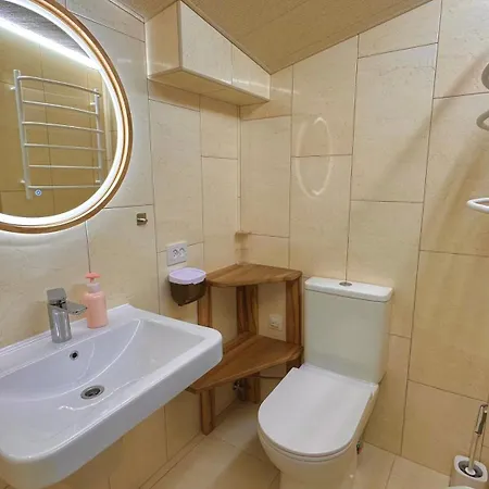 три-о, будинок 120 кв для 1-6 гостей & 45 кв для 1-4 гостей, генератор, окремі входи, вид на гори, 15 хв до центру * Slavske