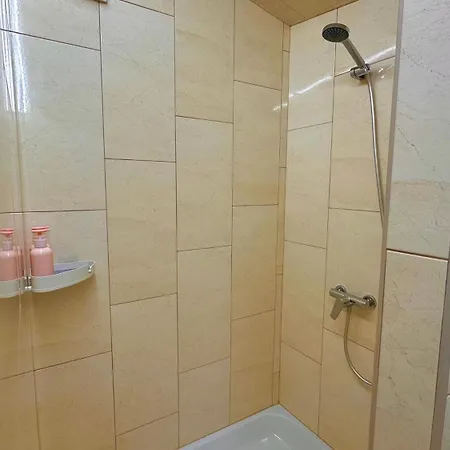 три-о, будинок 120 кв для 1-6 гостей & 45 кв для 1-4 гостей, генератор, окремі входи, вид на гори, 15 хв до центру Apartamento *