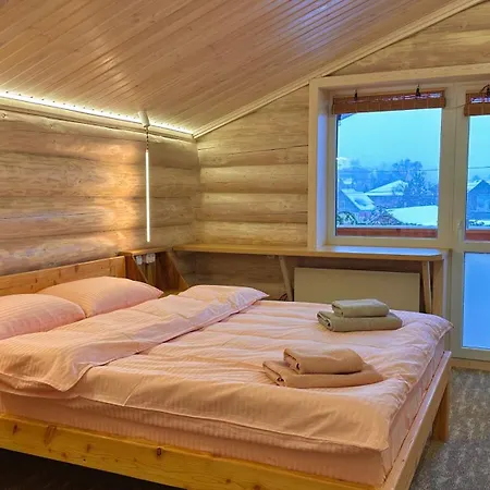 Apartamento три-о, будинок 120 кв для 1-6 гостей & 45 кв для 1-4 гостей, генератор, окремі входи, вид на гори, 15 хв до центру Slavske