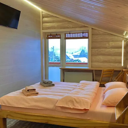 Apartamento три-о, будинок 120 кв для 1-6 гостей & 45 кв для 1-4 гостей, генератор, окремі входи, вид на гори, 15 хв до центру *